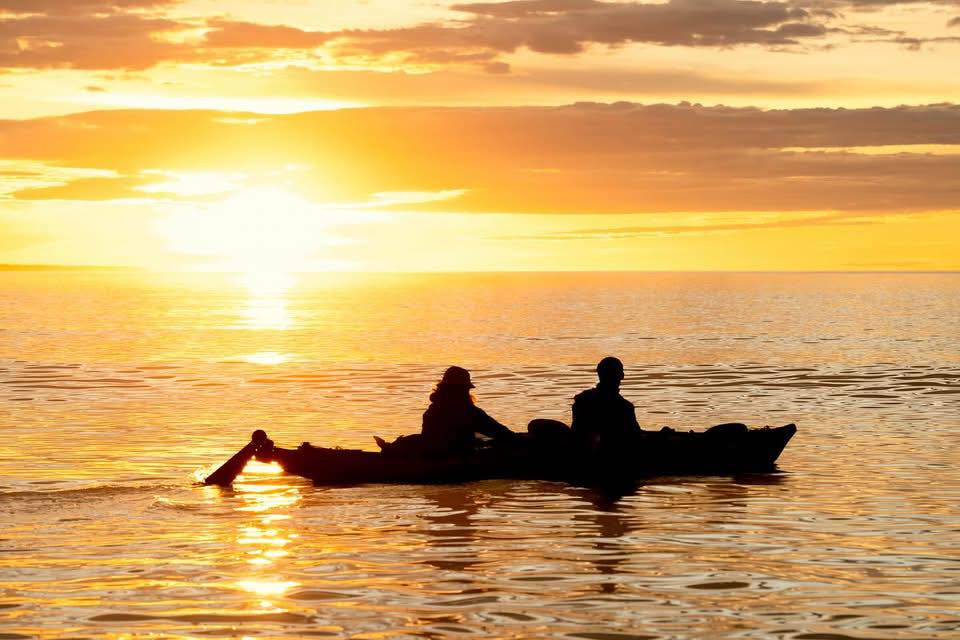 Coucher de soleil sur la mer près du Camp de base