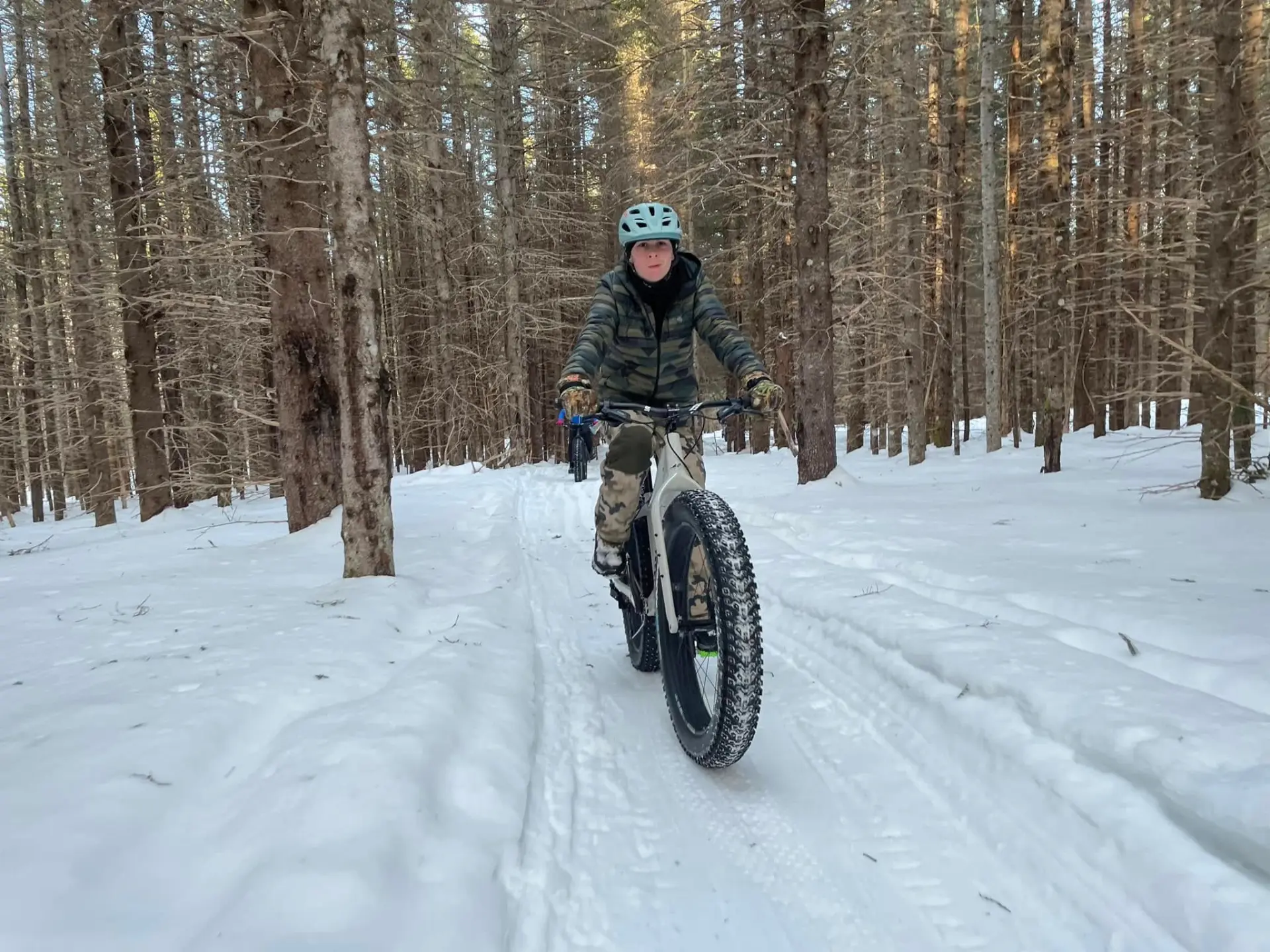 Fatbike et vélo de montagne en sentiers